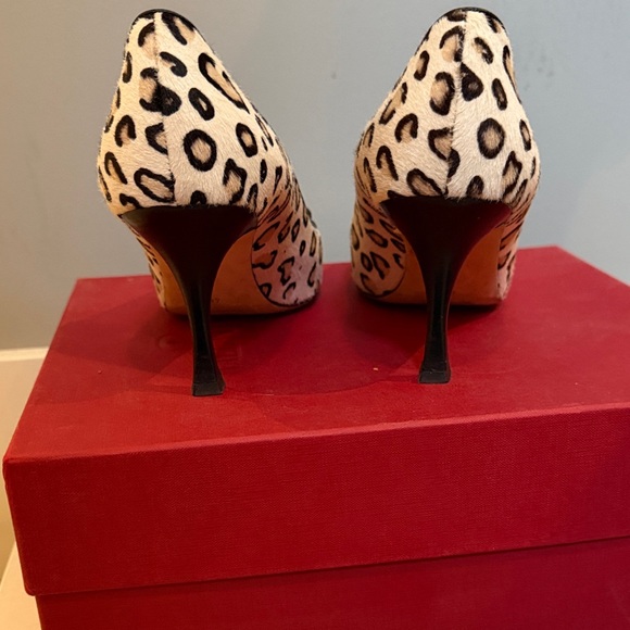 Manolo Blahnik Black and Cream Leopard Heels - Picture 3 of 6